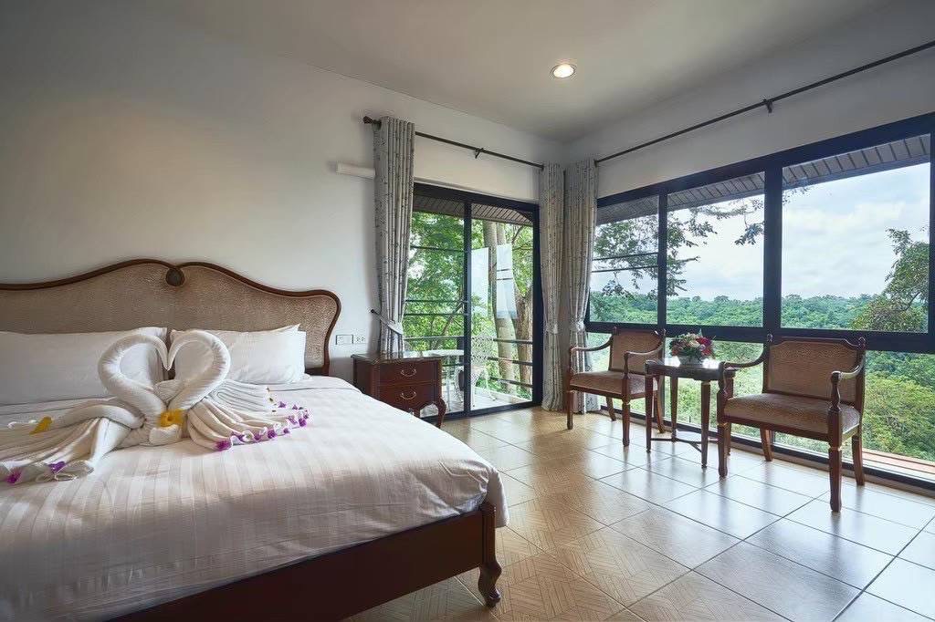 Retreat bedroom with jungle view